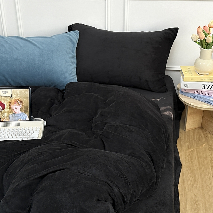 91家纺网 家纺一手货源 找家纺 觅妮家纺 2025新款纯色高克重牛奶绒四件套系列 高级黑