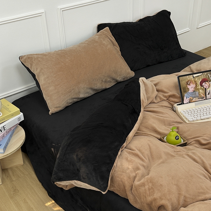 91家纺网 家纺一手货源 找家纺 觅妮家纺 2025新款纯色高克重牛奶绒四件套系列 卡其黑