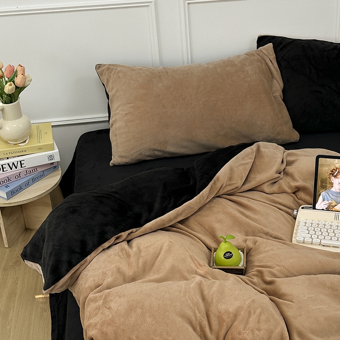 91家纺网 家纺一手货源 找家纺 觅妮家纺 2025新款纯色高克重牛奶绒四件套系列 卡其黑