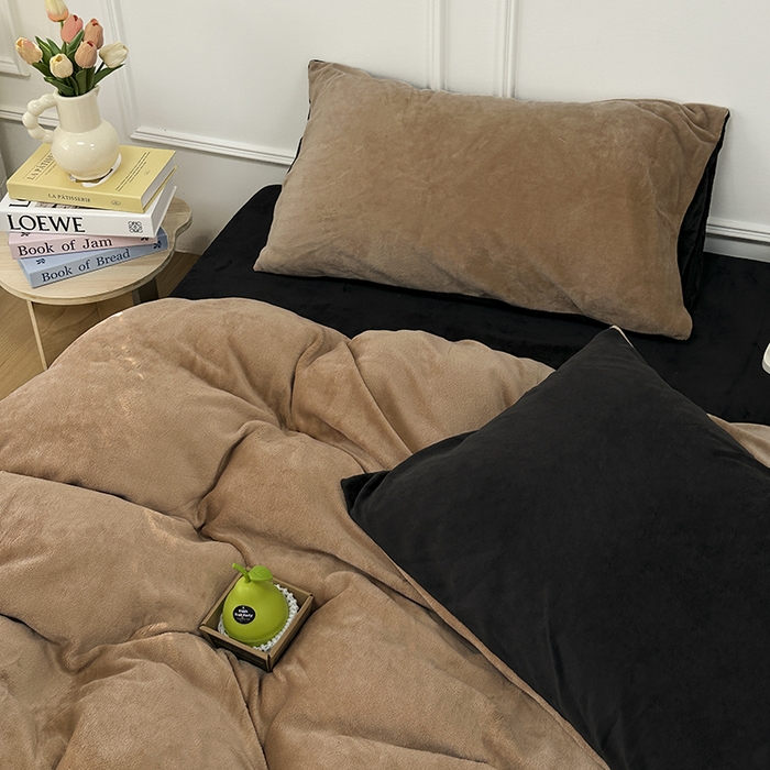 91家纺网 家纺一手货源 找家纺 觅妮家纺 2025新款纯色高克重牛奶绒四件套系列 卡其黑