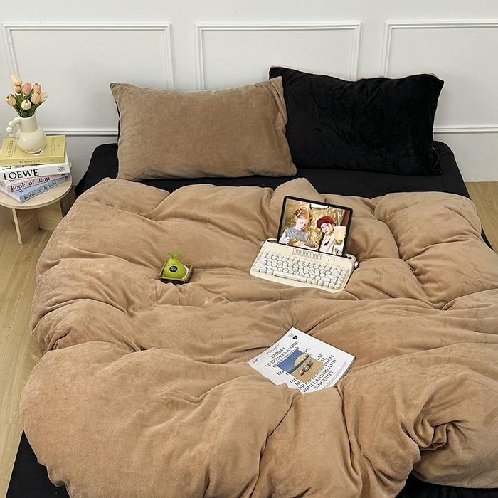 91家纺网 家纺一手货源 找家纺 觅妮家纺 2025新款纯色高克重牛奶绒四件套系列 卡其黑