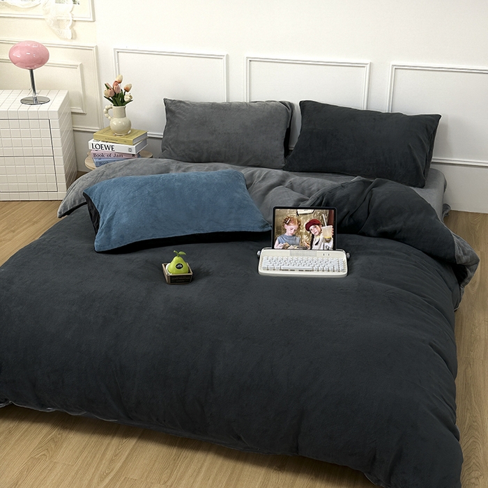 91家纺网 家纺一手货源 找家纺 觅妮家纺 2025新款纯色高克重牛奶绒四件套系列 深浅灰