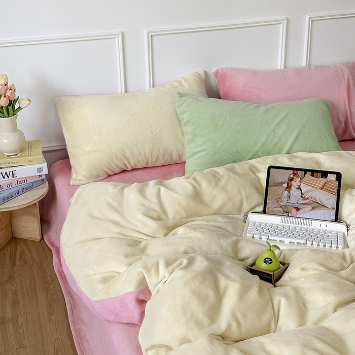 91家纺网 家纺一手货源 找家纺 觅妮家纺 2025新款纯色高克重牛奶绒四件套系列 柠檬粉