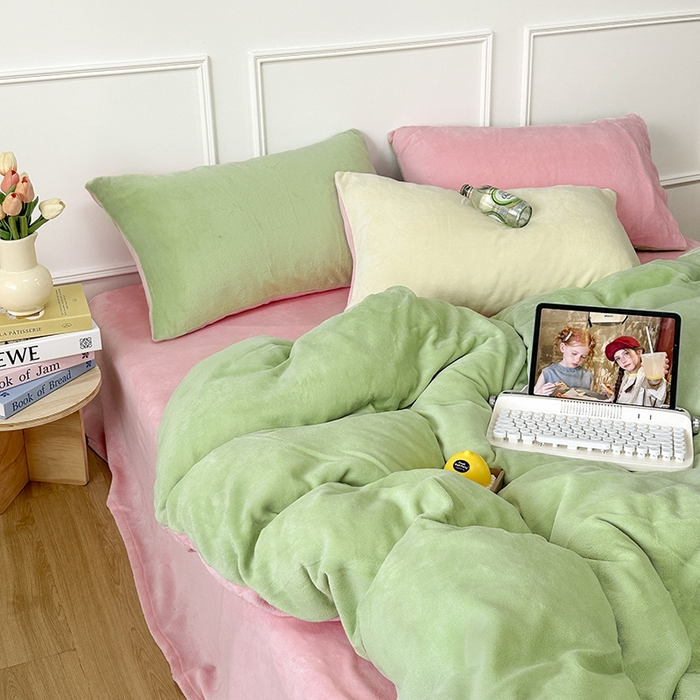 91家纺网 家纺一手货源 找家纺 觅妮家纺 2025新款纯色高克重牛奶绒四件套系列 果绿粉