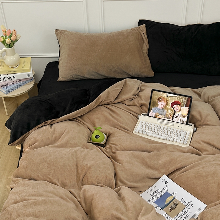 91家纺网 家纺一手货源 找家纺 觅妮家纺 2025新款纯色高克重牛奶绒四件套系列 卡其黑