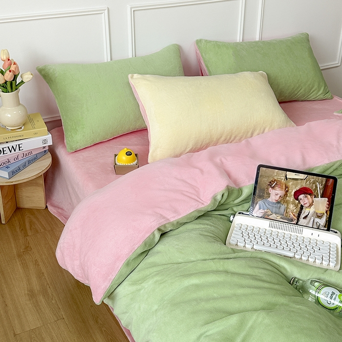 91家纺网 家纺一手货源 找家纺 觅妮家纺 2025新款纯色高克重牛奶绒四件套系列 果绿粉