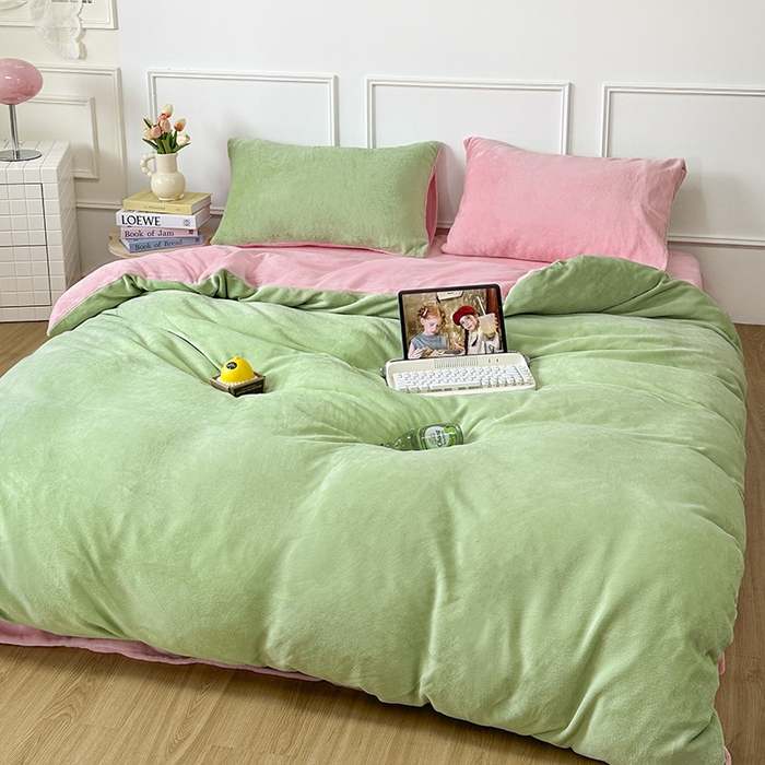 91家纺网 家纺一手货源 找家纺 觅妮家纺 2025新款纯色高克重牛奶绒四件套系列 果绿粉