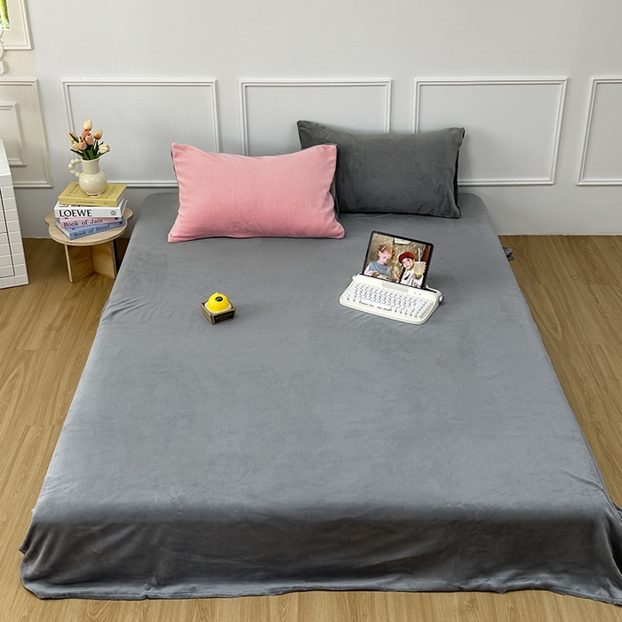 91家纺网 家纺一手货源 找家纺 觅妮家纺 2025新款纯色高克重牛奶绒四件套系列 浅粉灰