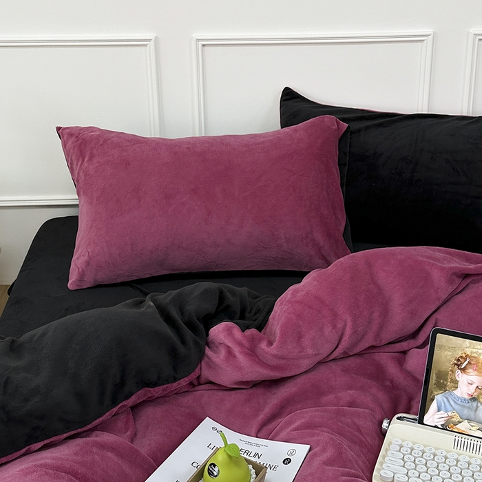 91家纺网 家纺一手货源 找家纺 觅妮家纺 2025新款纯色高克重牛奶绒四件套系列 树莓粉