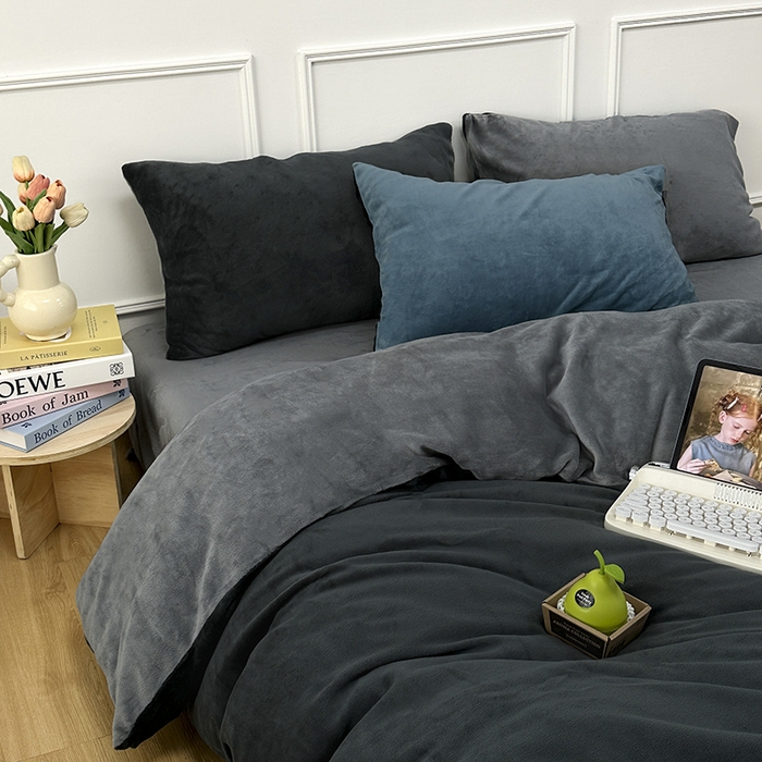 91家纺网 家纺一手货源 找家纺 觅妮家纺 2025新款纯色高克重牛奶绒四件套系列 深浅灰