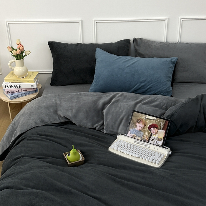 91家纺网 家纺一手货源 找家纺 觅妮家纺 2025新款纯色高克重牛奶绒四件套系列 深浅灰