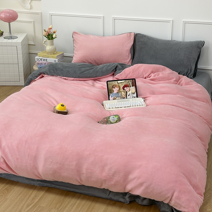 91家纺网 家纺一手货源 找家纺 觅妮家纺 2025新款纯色高克重牛奶绒四件套系列 浅粉灰