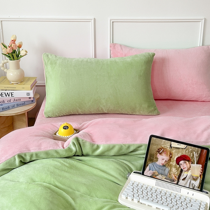 91家纺网 家纺一手货源 找家纺 觅妮家纺 2025新款纯色高克重牛奶绒四件套系列 果绿粉