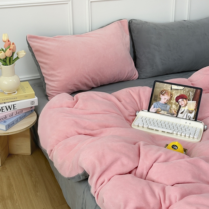 91家纺网 家纺一手货源 找家纺 觅妮家纺 2025新款纯色高克重牛奶绒四件套系列 浅粉灰