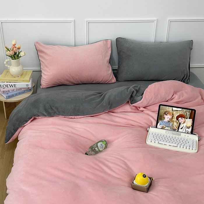 91家纺网 家纺一手货源 找家纺 觅妮家纺 2025新款纯色高克重牛奶绒四件套系列 浅粉灰