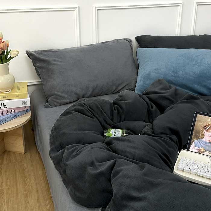 91家纺网 家纺一手货源 找家纺 觅妮家纺 2025新款纯色高克重牛奶绒四件套系列 深浅灰