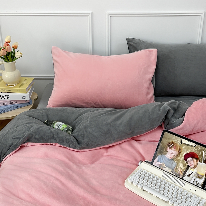 91家纺网 家纺一手货源 找家纺 觅妮家纺 2025新款纯色高克重牛奶绒四件套系列 浅粉灰