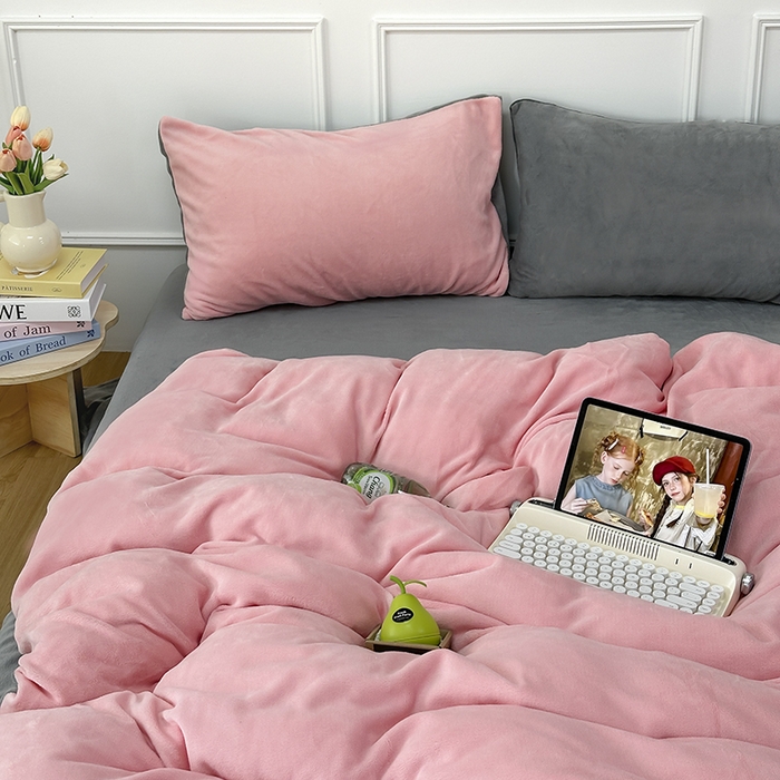 觅妮家纺 2025新款纯色高克重牛奶绒四件套系列 浅粉灰