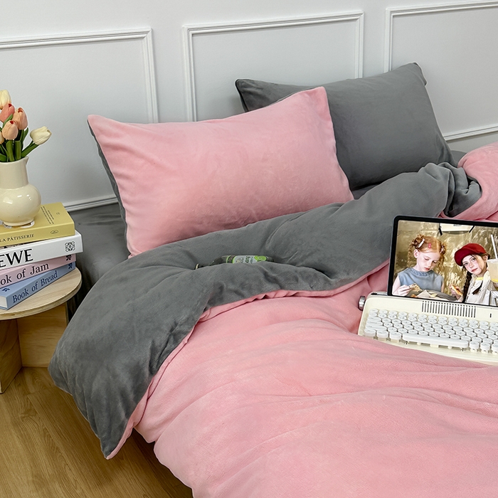 91家纺网 家纺一手货源 找家纺 觅妮家纺 2025新款纯色高克重牛奶绒四件套系列 浅粉灰