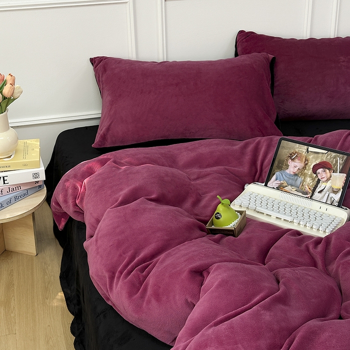 91家纺网 家纺一手货源 找家纺 觅妮家纺 2025新款纯色高克重牛奶绒四件套系列 树莓粉