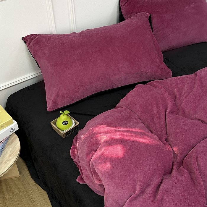 91家纺网 家纺一手货源 找家纺 觅妮家纺 2025新款纯色高克重牛奶绒四件套系列 树莓粉