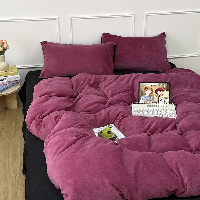 91家纺网 家纺一手货源 找家纺 觅妮家纺 2025新款纯色高克重牛奶绒四件套系列 树莓粉