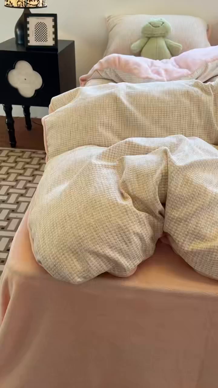 91家纺网 家纺一手货源 找家纺 捌月 2025冬季新款软绵绵华夫格棉加绒系列四件套 华夫格-绵绵粉