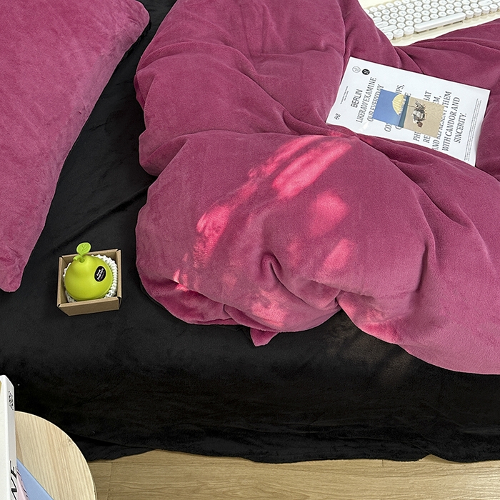 91家纺网 家纺一手货源 找家纺 觅妮家纺 2025新款纯色高克重牛奶绒四件套系列 树莓粉