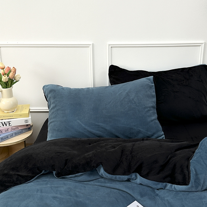 91家纺网 家纺一手货源 找家纺 觅妮家纺 2025新款纯色高克重牛奶绒四件套系列 宝石蓝