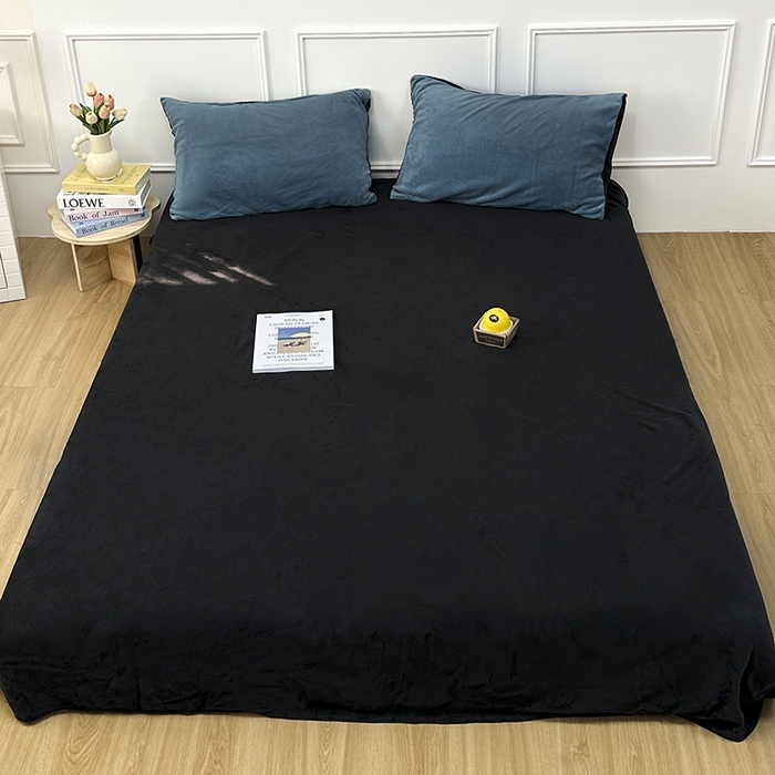 91家纺网 家纺一手货源 找家纺 觅妮家纺 2025新款纯色高克重牛奶绒四件套系列 宝石蓝