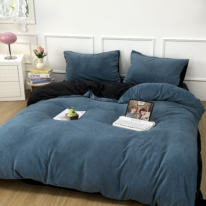 91家纺网 家纺一手货源 找家纺 觅妮家纺 2025新款纯色高克重牛奶绒四件套系列 宝石蓝
