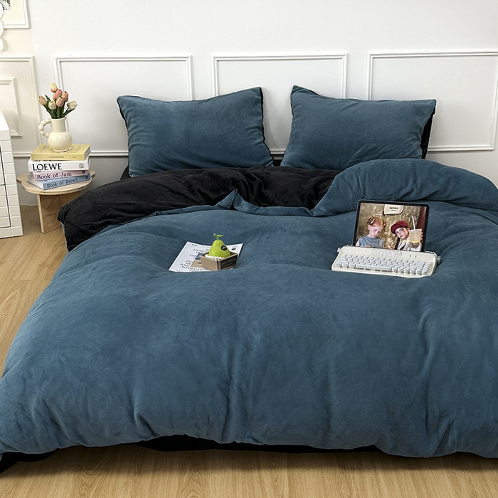 91家纺网 家纺一手货源 找家纺 觅妮家纺 2025新款纯色高克重牛奶绒四件套系列 宝石蓝