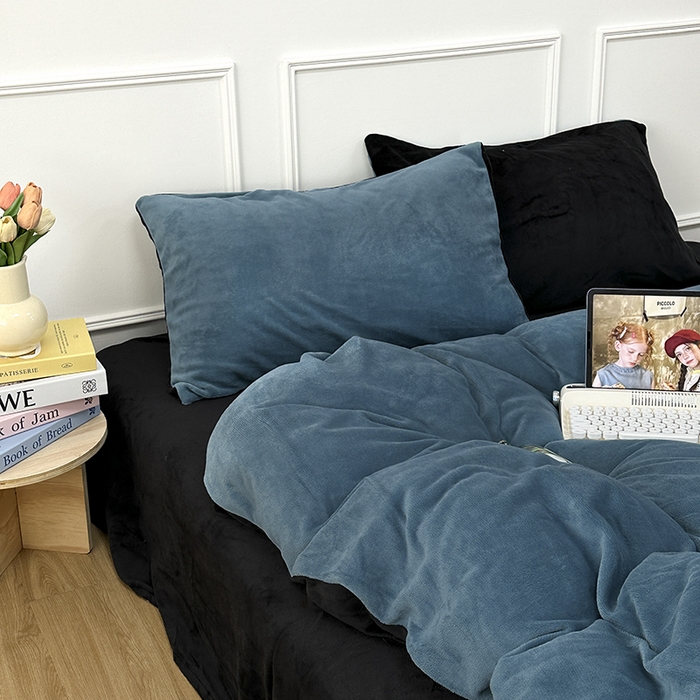 91家纺网 家纺一手货源 找家纺 觅妮家纺 2025新款纯色高克重牛奶绒四件套系列 宝石蓝