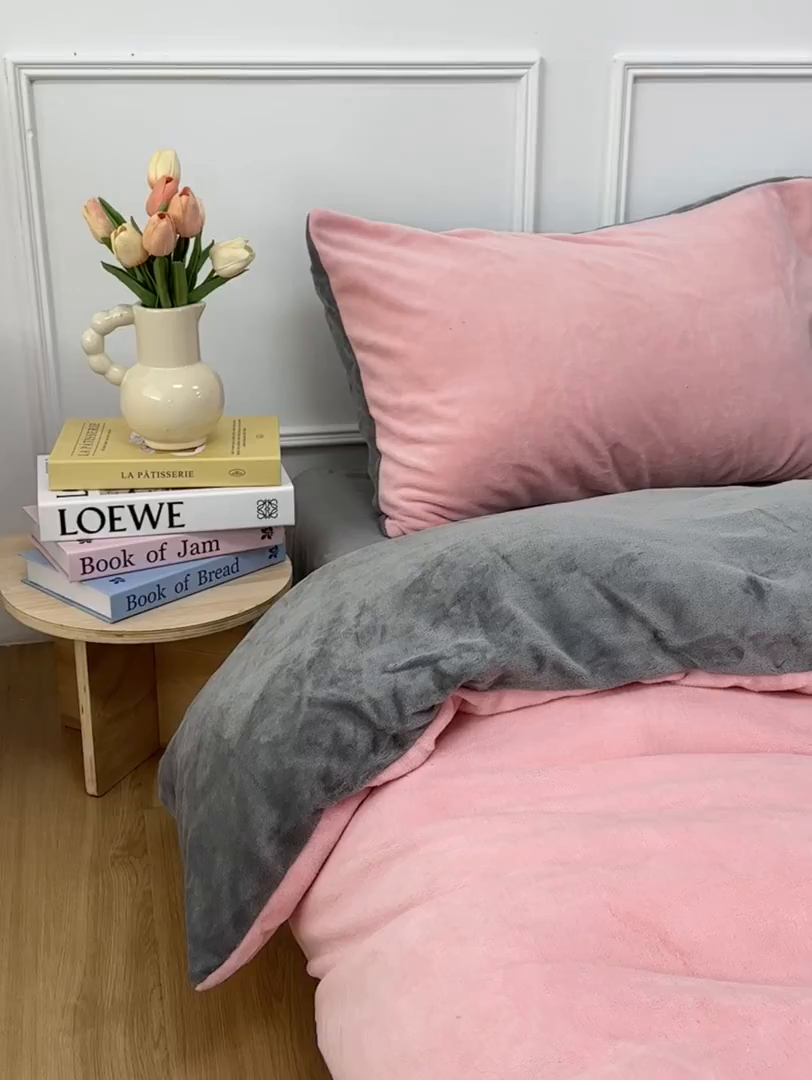 91家纺网 家纺一手货源 找家纺 觅妮家纺 2025新款纯色高克重牛奶绒四件套系列 浅粉灰