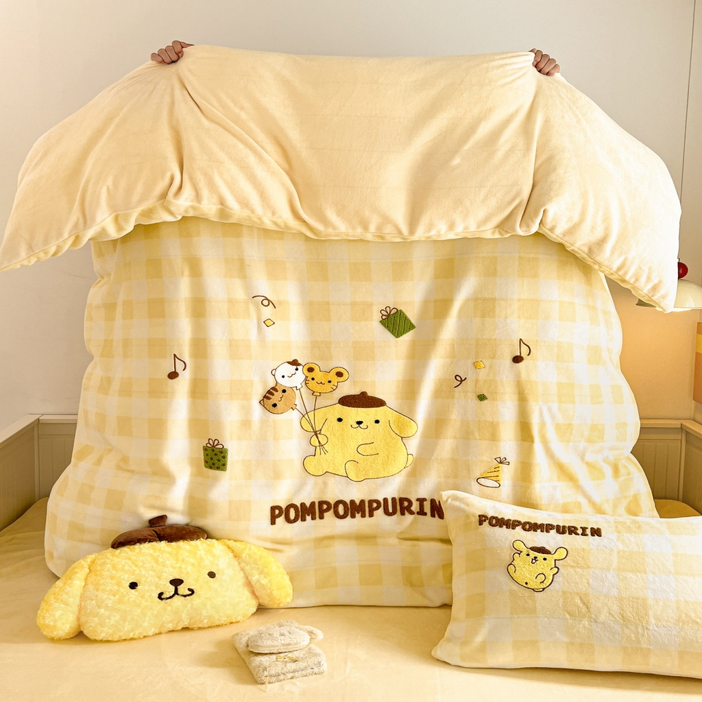 91家纺网 家纺一手货源 找家纺 暮思家居 2025新款正版授权高端毛巾绣绣花牛奶绒三丽鸥四件套 毛巾绣-布丁狗