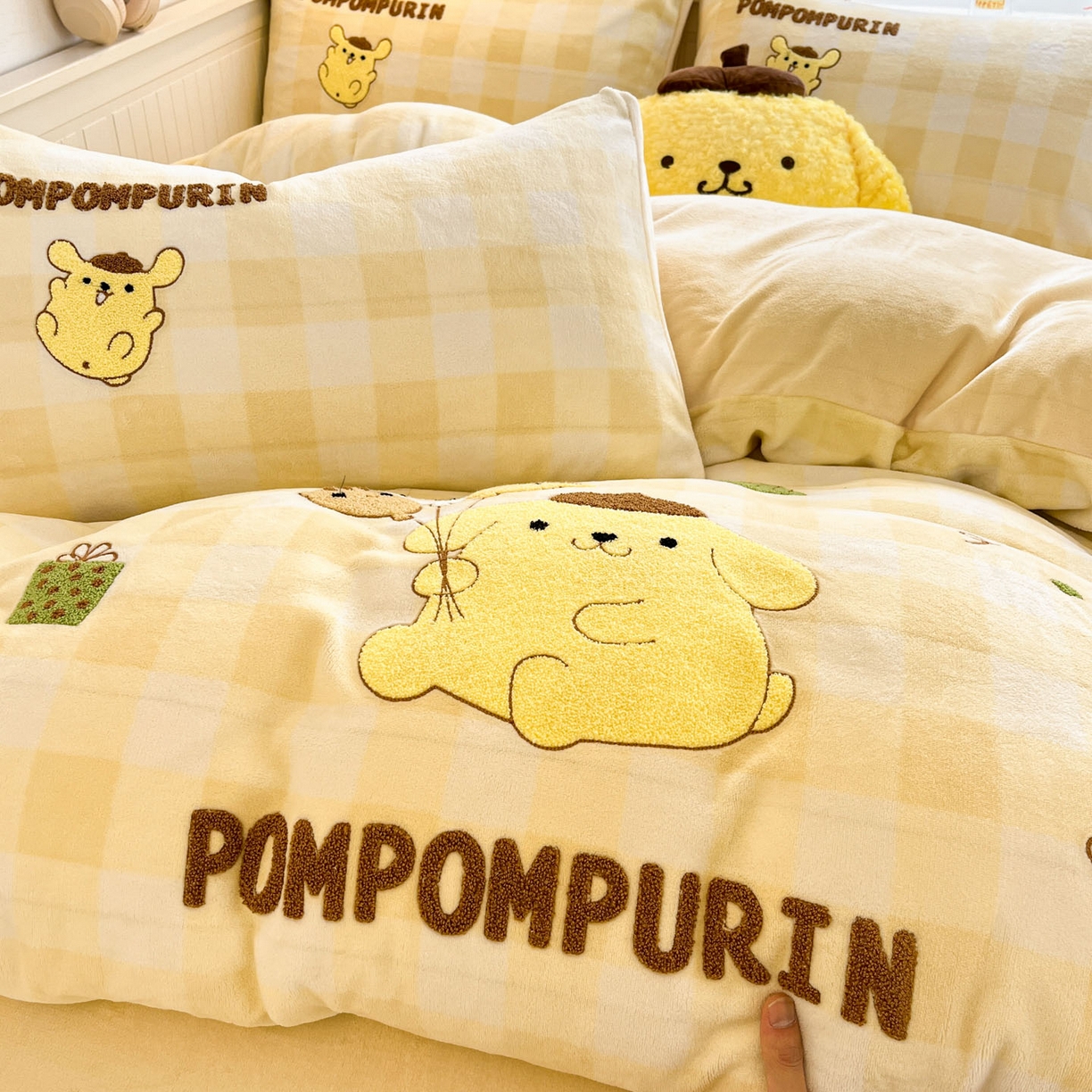 91家纺网 家纺一手货源 找家纺 暮思家居 2025新款正版授权高端毛巾绣绣花牛奶绒三丽鸥四件套 毛巾绣-布丁狗