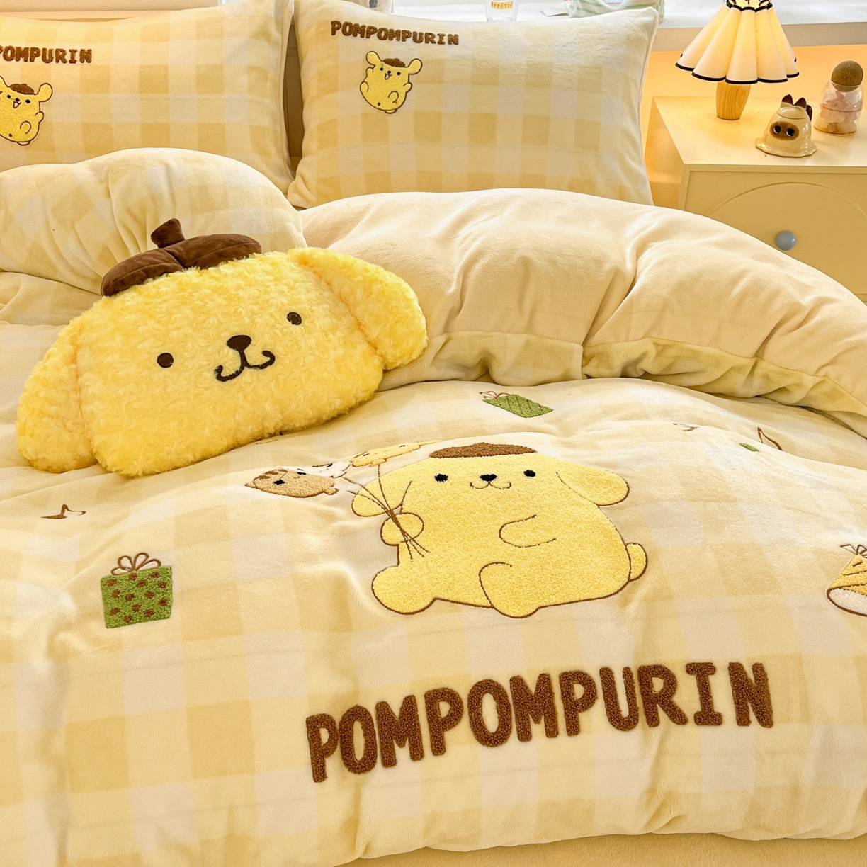 91家纺网 家纺一手货源 找家纺 暮思家居 2025新款正版授权高端毛巾绣绣花牛奶绒三丽鸥四件套 毛巾绣-布丁狗