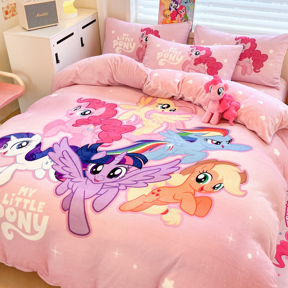 91家纺网 家纺一手货源 找家纺 暮思家居 2025新款正版授权小马宝莉大阪数码印花高克重加厚保暖牛奶绒四件套 绒大版-宝莉大家族