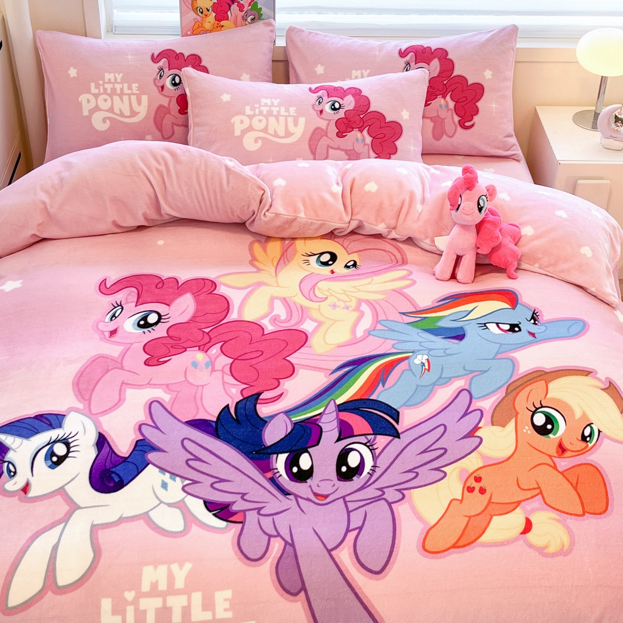 91家纺网 家纺一手货源 找家纺 暮思家居 2025新款正版授权小马宝莉大阪数码印花高克重加厚保暖牛奶绒四件套 绒大版-宝莉大家族