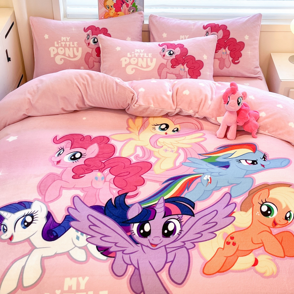 91家纺网 家纺一手货源 找家纺 暮思家居 2025新款正版授权小马宝莉大阪数码印花高克重加厚保暖牛奶绒四件套 绒大版-宝莉大家族