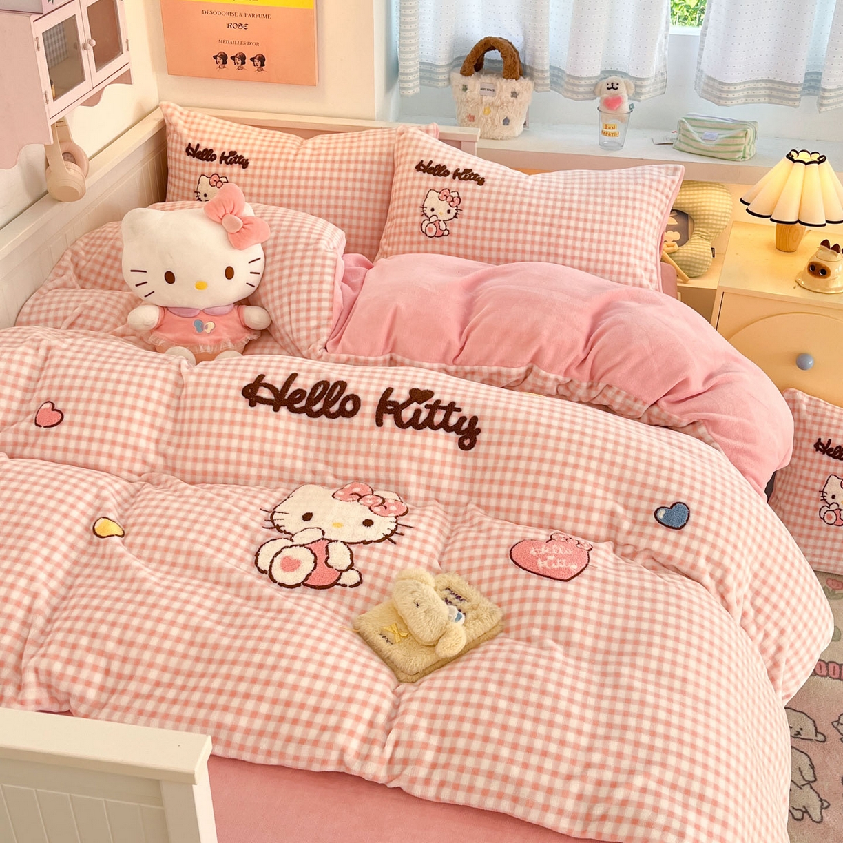 91家纺网 家纺一手货源 找家纺 暮思家居 2025新款正版授权高端毛巾绣绣花牛奶绒三丽鸥四件套 毛巾绣-公主KT