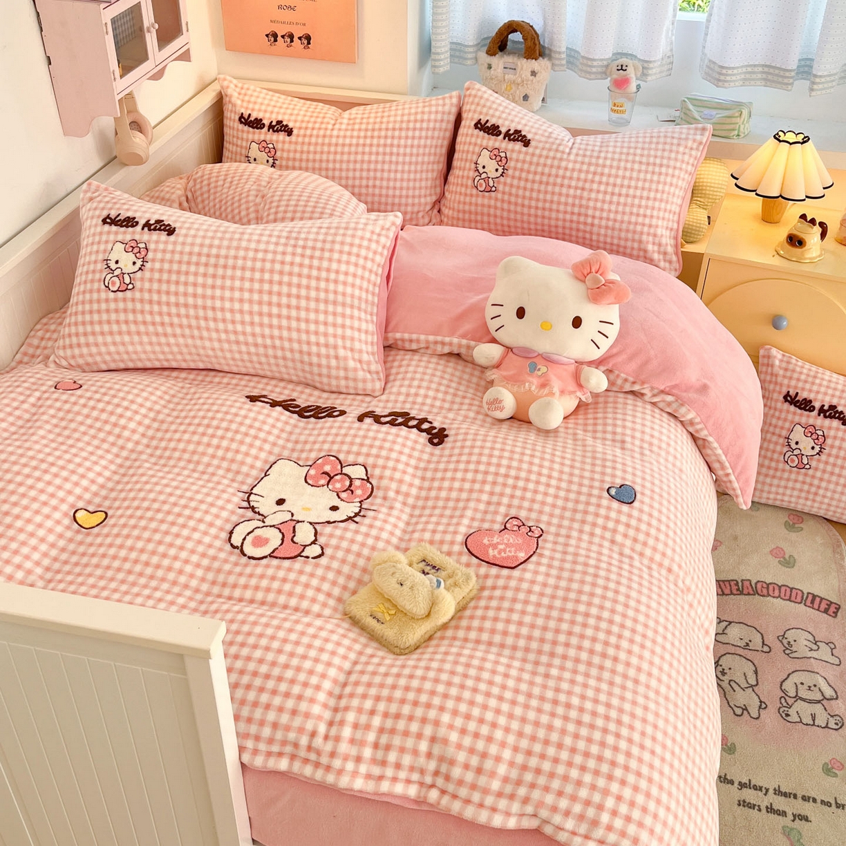 91家纺网 家纺一手货源 找家纺 暮思家居 2025新款正版授权高端毛巾绣绣花牛奶绒三丽鸥四件套 毛巾绣-公主KT