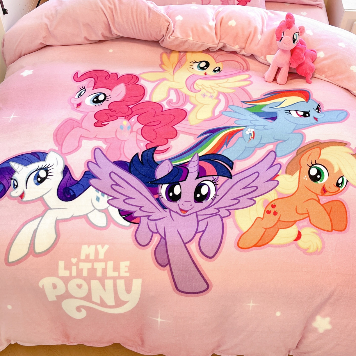 91家纺网 家纺一手货源 找家纺 暮思家居 2025新款正版授权小马宝莉大阪数码印花高克重加厚保暖牛奶绒四件套 绒大版-宝莉大家族