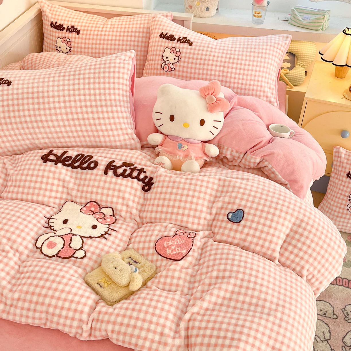 91家纺网 家纺一手货源 找家纺 暮思家居 2025新款正版授权高端毛巾绣绣花牛奶绒三丽鸥四件套 毛巾绣-公主KT