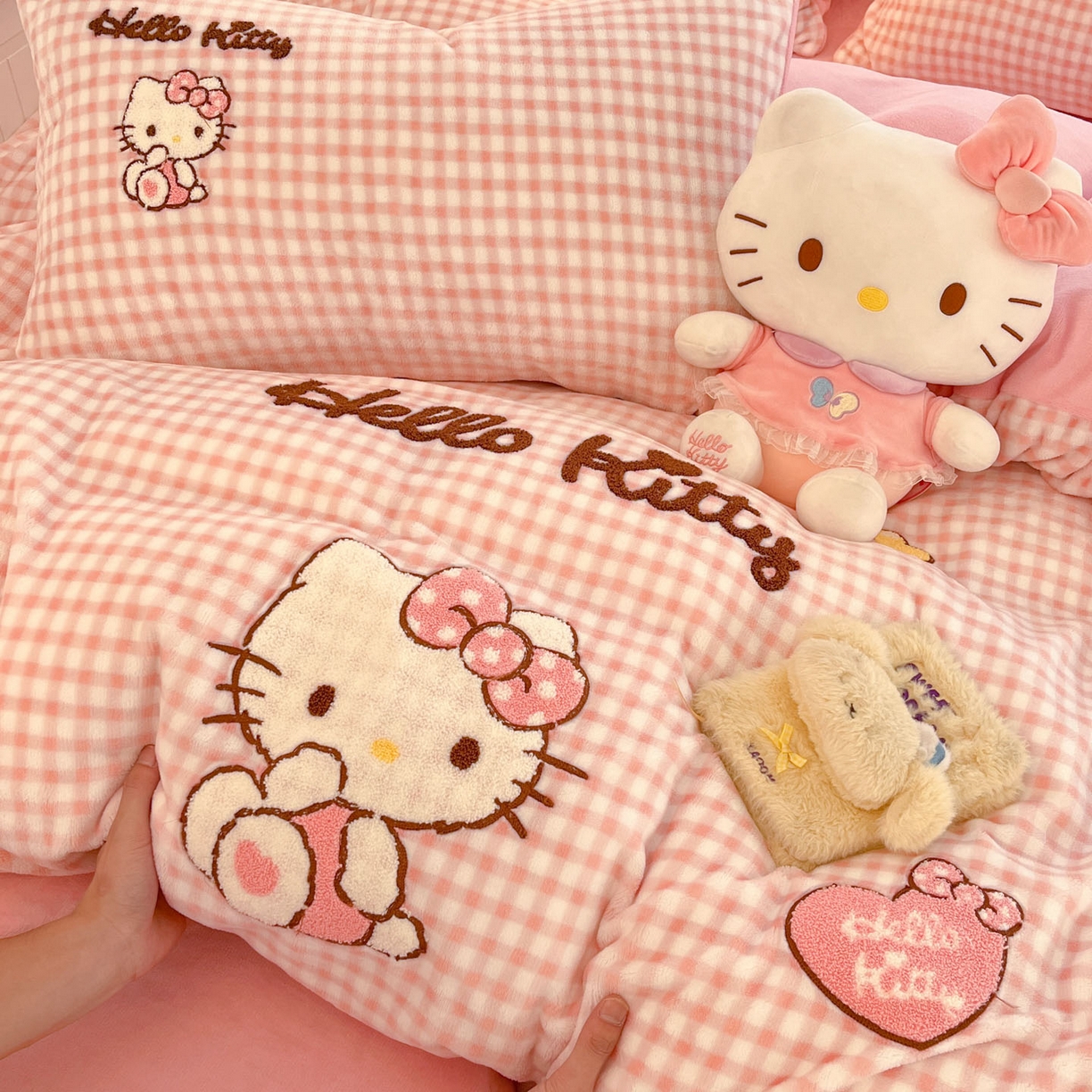 91家纺网 家纺一手货源 找家纺 暮思家居 2025新款正版授权高端毛巾绣绣花牛奶绒三丽鸥四件套 毛巾绣-公主KT