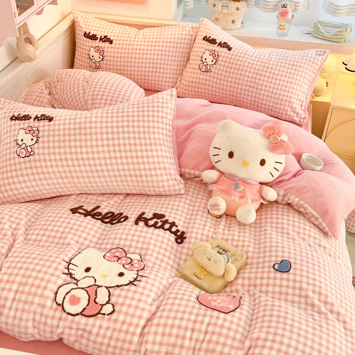 91家纺网 家纺一手货源 找家纺 暮思家居 2025新款正版授权高端毛巾绣绣花牛奶绒三丽鸥四件套 毛巾绣-公主KT