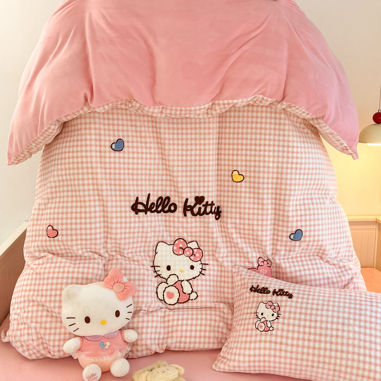 91家纺网 家纺一手货源 找家纺 暮思家居 2025新款正版授权高端毛巾绣绣花牛奶绒三丽鸥四件套 毛巾绣-公主KT