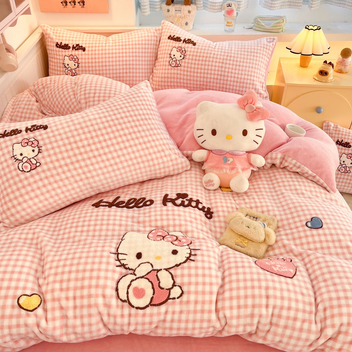 91家纺网 家纺一手货源 找家纺 暮思家居 2025新款正版授权高端毛巾绣绣花牛奶绒三丽鸥四件套 毛巾绣-公主KT