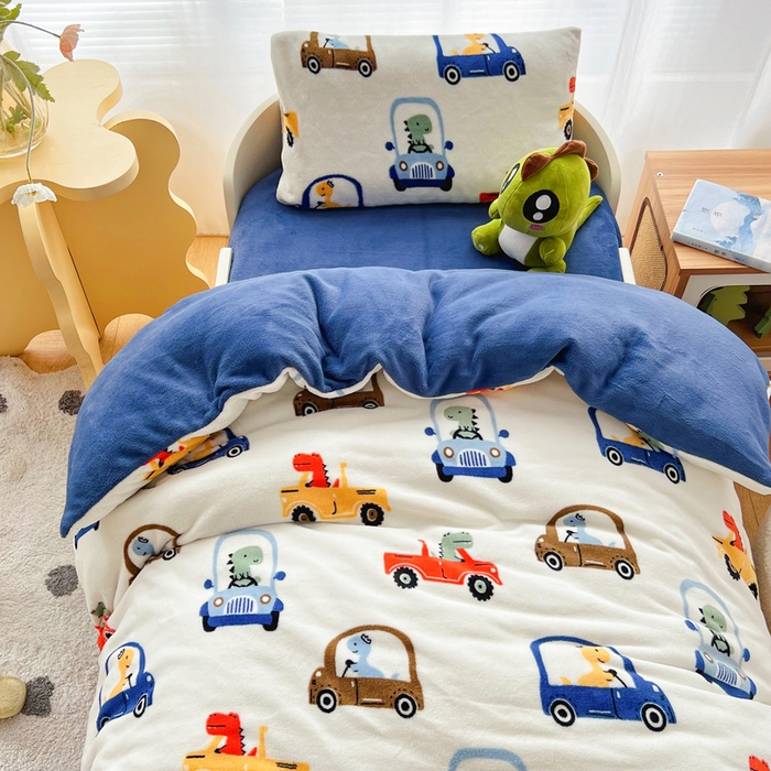 91家纺网 家纺一手货源 找家纺 嗨生活 2025新款加厚230克牛奶绒儿童三件套幼儿园三件套 汽车嘟嘟