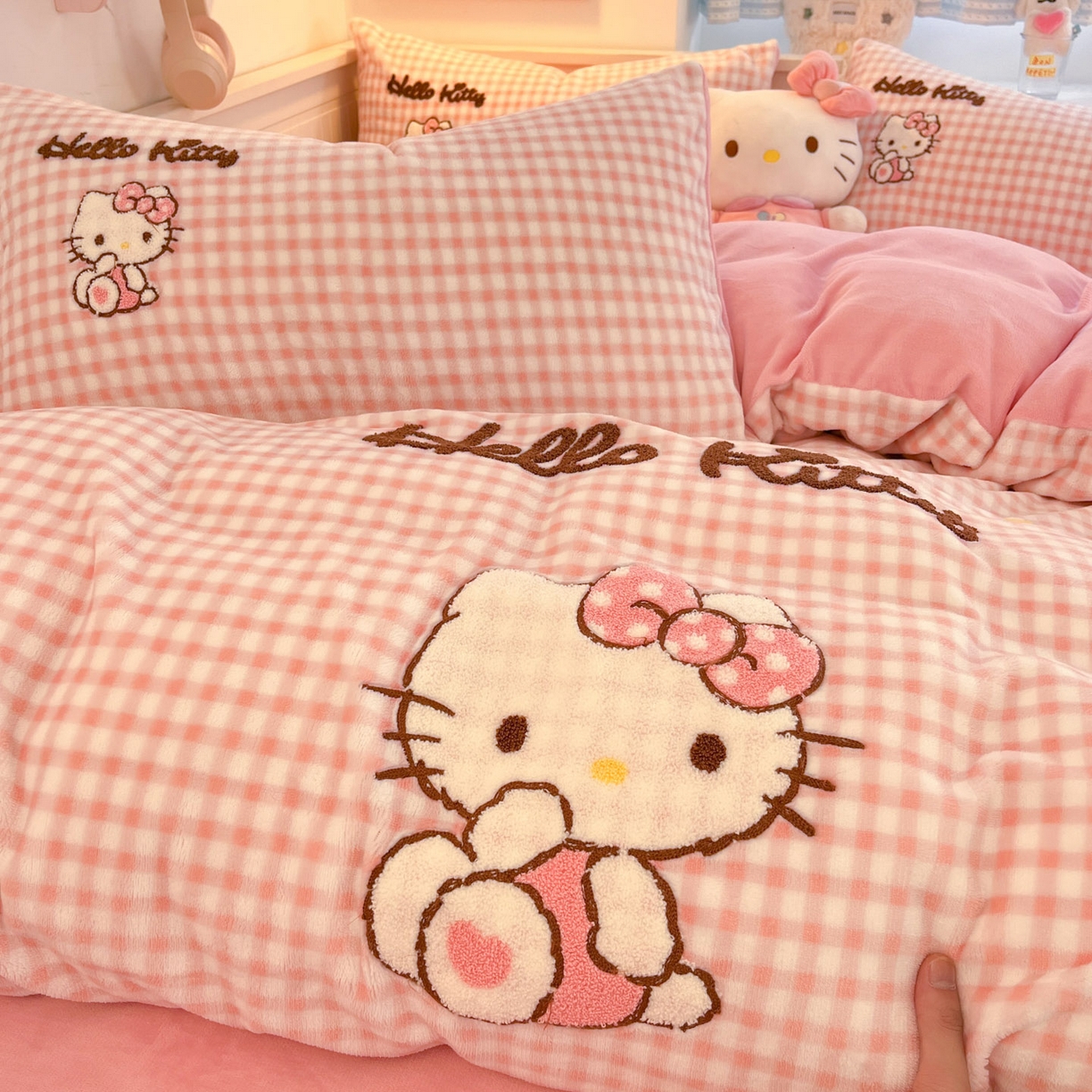 91家纺网 家纺一手货源 找家纺 暮思家居 2025新款正版授权高端毛巾绣绣花牛奶绒三丽鸥四件套 毛巾绣-公主KT